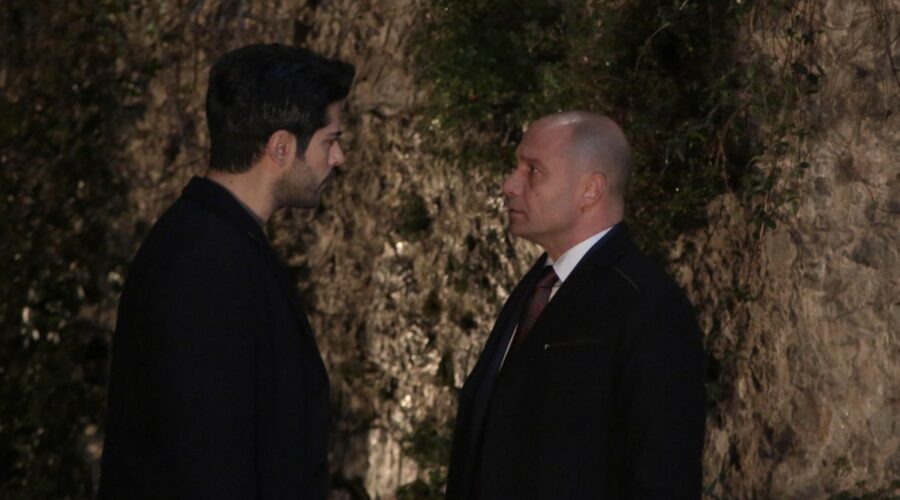 Da sinistra: Burak Özçivit (Kemal Soydere) e Kürsat Alniaçik (Onder) in una scena di “Endless Love”. Credits: RTI Mediaset.
