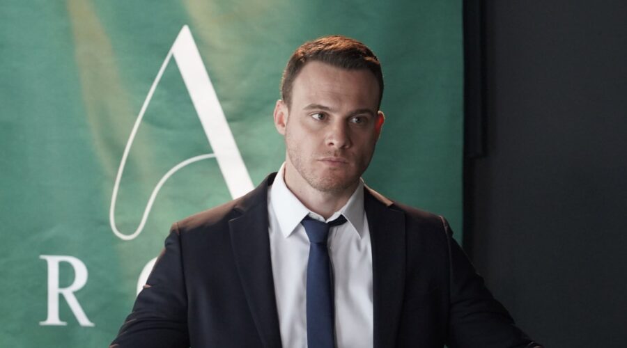 Kerem Bürsin (Ates Arcali) in una scena di “If You Love”. Credits: Mediaset Infinity.
