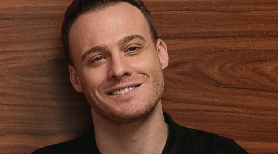 Kerem Bürsin (Ates Arcali) in una locandina di “If You Love”. Credits: Mediaset Infinity.