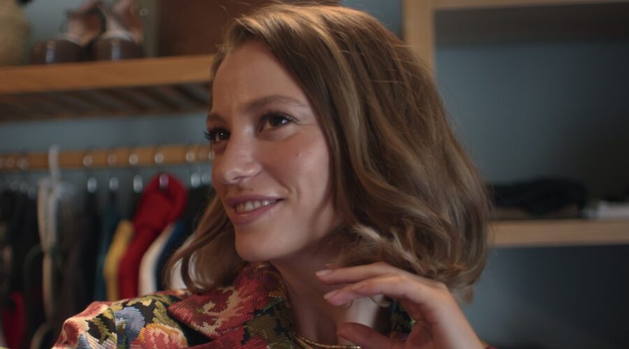 Kimler Geldi Kimler Geçti S1. Serenay Sarikaya In Kimler Geldi Kimler Geçti S1. Cr. Courtesy Of Netflix
