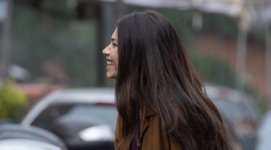 Lavinia Longhi (Khadija) in una scena de “Il Clandestino”. Credits: Chiara Calabrò/Rai.