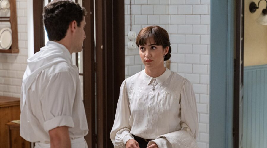 Da sinistra: Enrique Fortún (Lope Ruiz) e Carmen Asecas (Catalina Luján) ne “La Promessa”. Credits: RTI Mediaset.