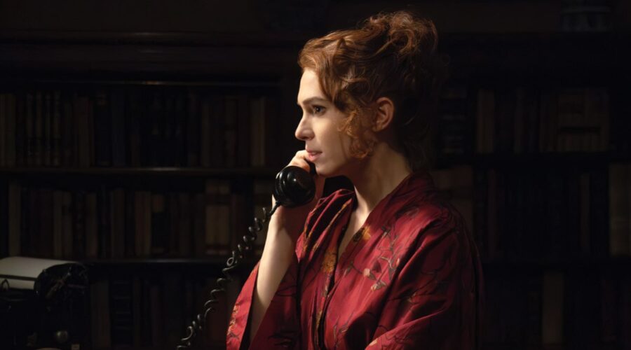 Ludovica Martino (Isabella Gordon) in una scena di “Marconi - L’uomo che ha connesso il mondo”. Credits: Rai.