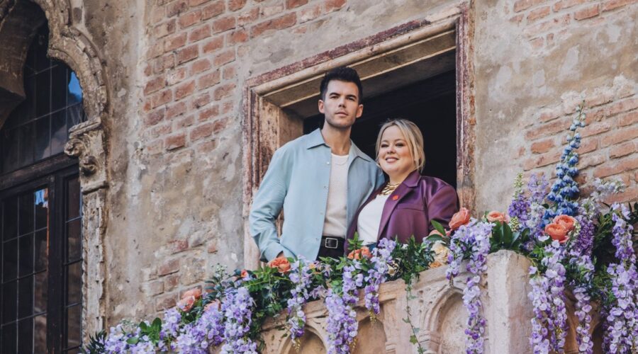 Luke Newton (Colin Bridgerton) e Nicola Coughlan (Penelope Featherington) in uno scatto a Verona, dal balcone di Romeo e Giulietta. Credits: Virginia Bettoja/Netflix.