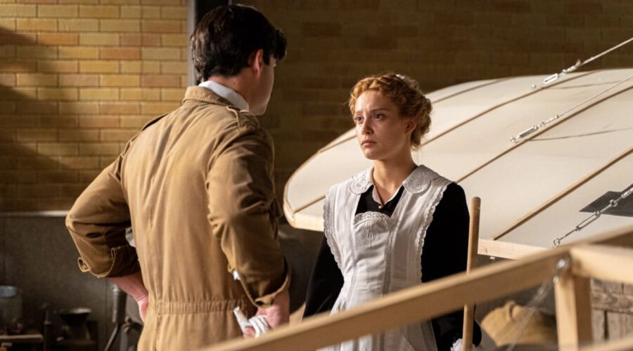 Da sinistra: Arturo Sancho (Manuel Luján) e Ana Garces (Jana Exposito) in una scena de “La Promessa”. Credits: RTI Mediaset.