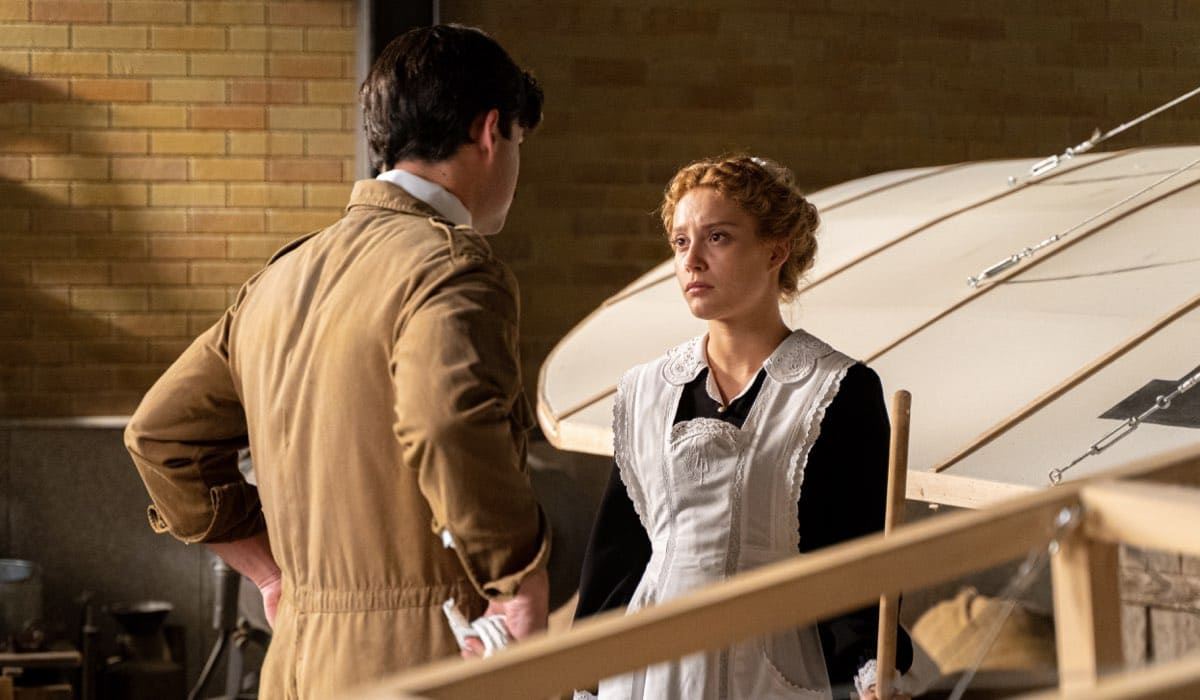 Da sinistra: Arturo Sancho (Manuel Luján) e Ana Garces (Jana Exposito) in una scena de “La Promessa”. Credits: RTI Mediaset.