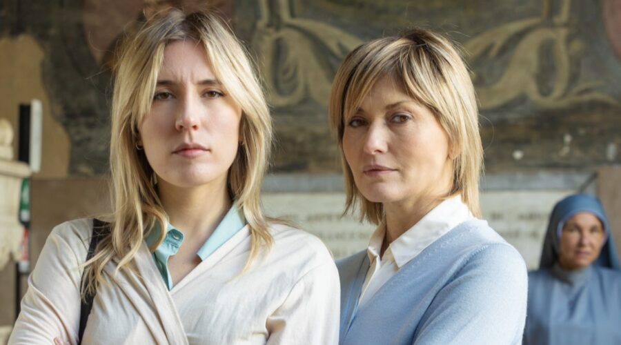 Da sinistra: Marta Anna Borucinska (Ida) e Chiara Conti (Lara) in una scena di “Un Posto Al Sole”. Credits: Rai.