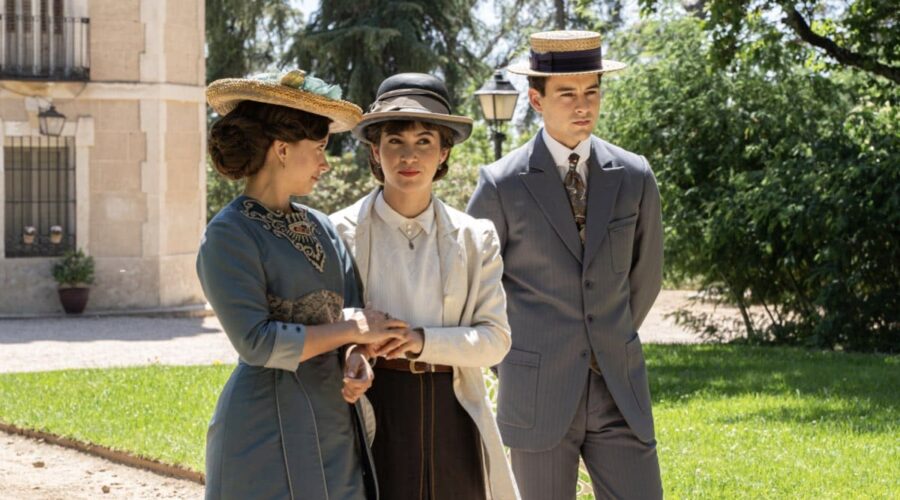 Da sinistra: Amparo Piñero (Martina Luján), Carmen Asecas (Catalina Luján) e Tomy Aguilera (Antonio De Carvajal) ne “La Promessa”. Credits: RTI Mediaset.