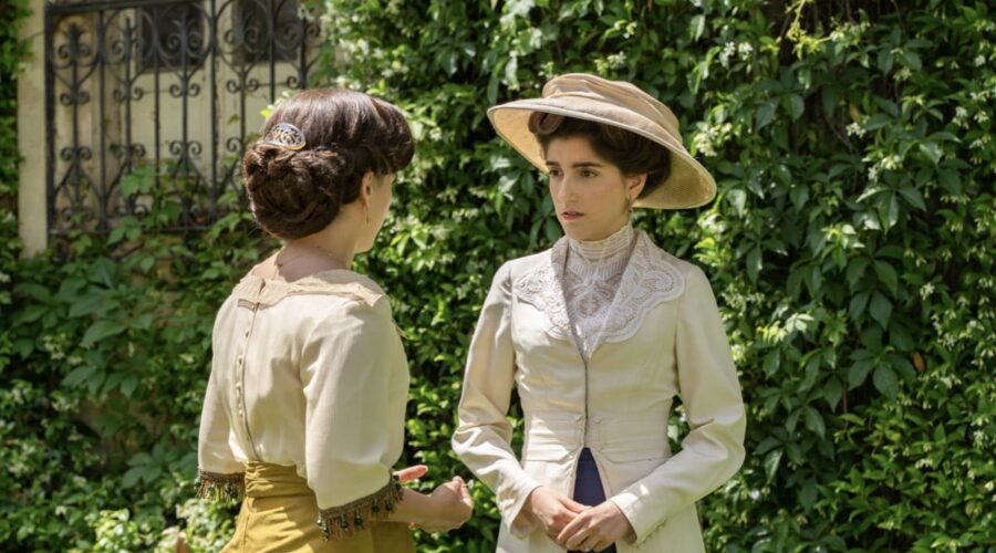 Da sinistra: Amparo Piñero (Martina Luján) e Paula Losada (Jimena De Los Infantes) ne “La Promessa”. Credits: RTI Mediaset.