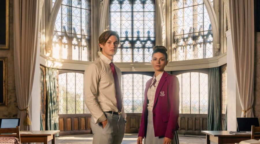 Da sinistra: Damian Hardung e Harriet Herbig-Matten in una scena di “Maxton Hall - Il mondo tra di noi”. Credits: Amazon Prime Video.