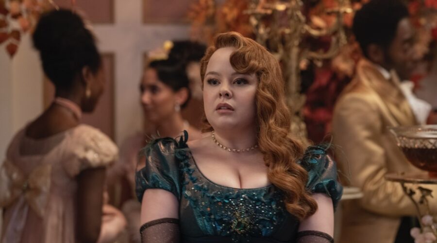 Nicola Coughlan (Penelope Featherington) in una scena dell'episodio 1 di “Bridgerton 3”. Credits: Laurence Cendrowicz/Netflix © 2024.