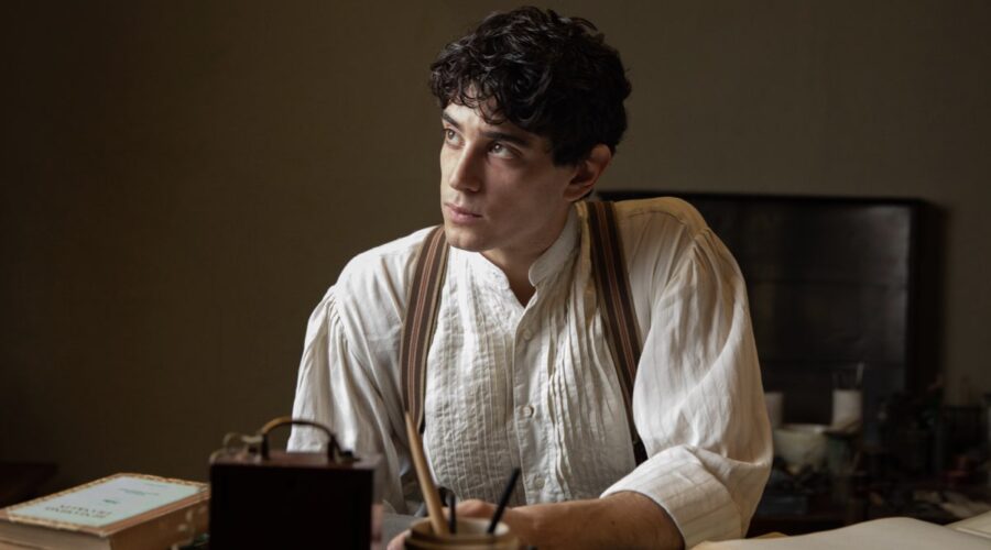 Nicolas Maupas (Guglielmo Marconi giovane) in una scena di “Marconi - L’uomo che ha connesso il mondo”. Credits: Rai.