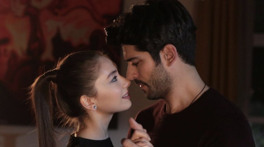 Da sinistra: Neslihan Atagül (Nihan) e Burak Özçivit (Kemal Soydere) in una scena di “Endless Love”. Credits: RTI Mediaset.