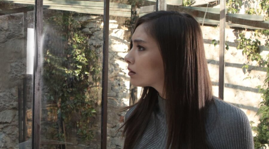 Neslihan Atagül (Nihan Sezin) in una scena di “Endless Love”. Credits: RTI Mediaset.
