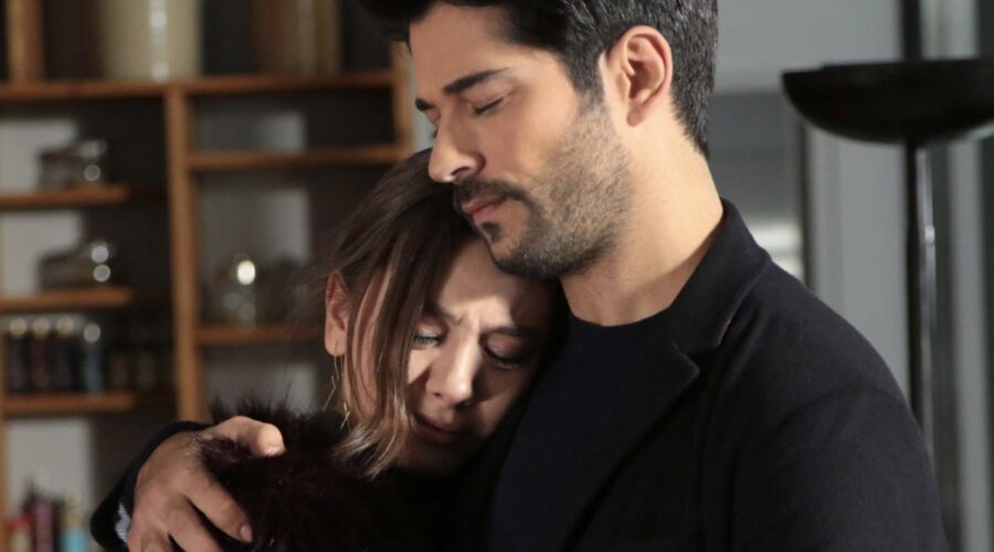 Da sinistra: Neslihan Atagül (Nihan Sezin) e Burak Özçivit (Kemal Soydere) in una scena di “Endless Love”. Credits: RTI Mediaset.
