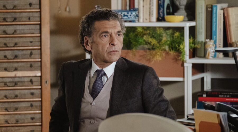 Ninni Bruschetta (Leonardo Piazza) in una scena di “Viola come il mare 2”. Credits: RTI Mediaset/Lux Vide.