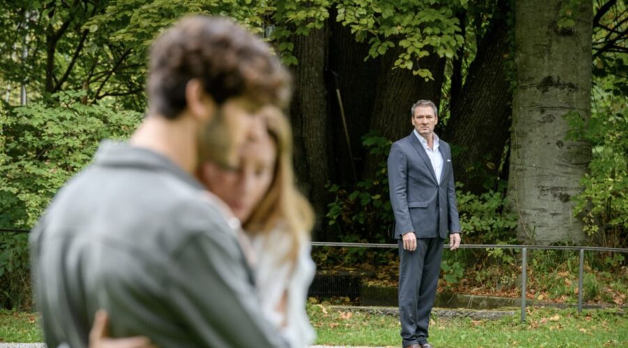 Da sinistra: Christopher Jan Busse (Noah Schwarzbach), Daniela Kiefer (Alexandra Schwarzbach) e Dieter Bach (Christoph Saalfeld) in una scena di “Tempesta D'Amore”. Credits: Das Erste/RTI Mediaset.