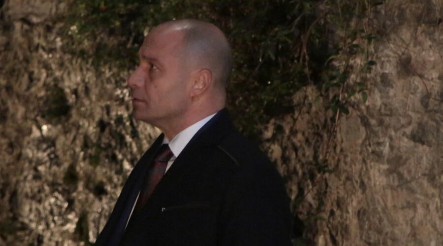 Kürsat Alniaçik (Önder Sezin) in una scena di “Endless Love”. Credits: RTI Mediaset.