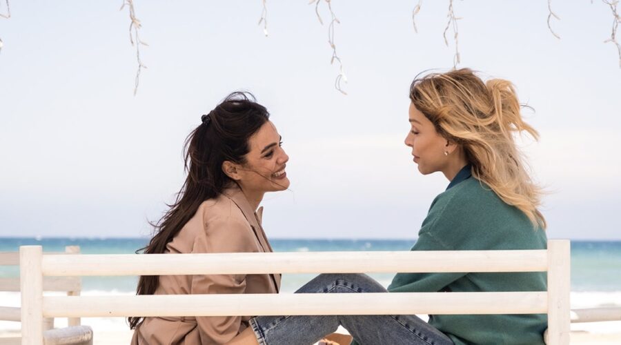 Da sinistra: Vittoria Schisano (Gloria) e Pina Turco (Marina) in una scena de “La vita che volevi”. Credits: Camilla Cattabriga/Netflix © 2023.