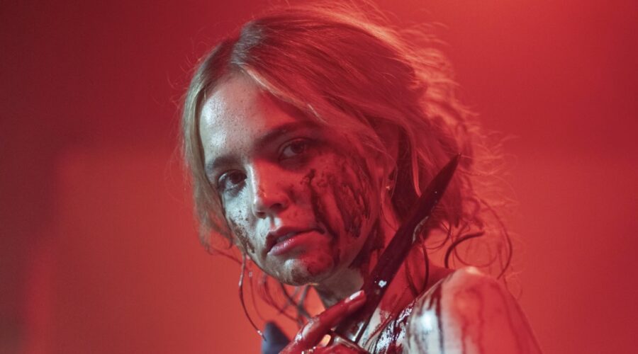 Bailee Madison in una scena di “Pretty Little Liars Summer School”. Credits: Amazon Prime Video.