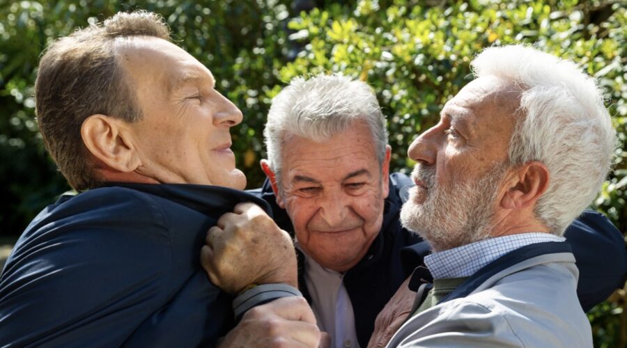Da sinistra: Riccardo Polizzy Carbonelli (Roberto), Marzio Honorato (Renato) e Patrizio Rispo (Raffaele) in una scena di “Un Posto Al Sole”. Credits: Rai.