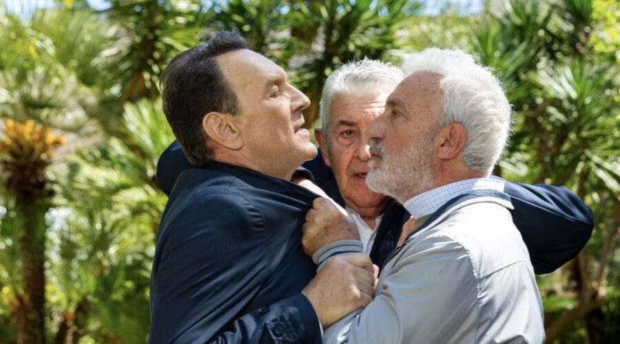 Da sinistra: Riccardo Polizzy Carbonelli (Roberto) e Patrizio Rispo (Raffaele) litigano in una scena di “Un Posto Al Sole”. Credits: Rai.
