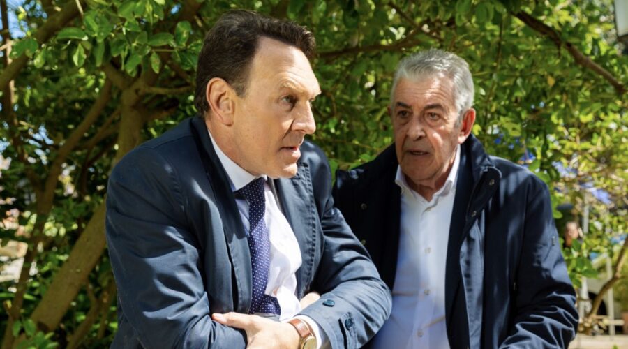 Da sinistra: Riccardo Polizzy Carbonelli (Roberto) e Marzio Honorato (Renato) in una scena di “Un Posto Al Sole”. Credits: Rai.