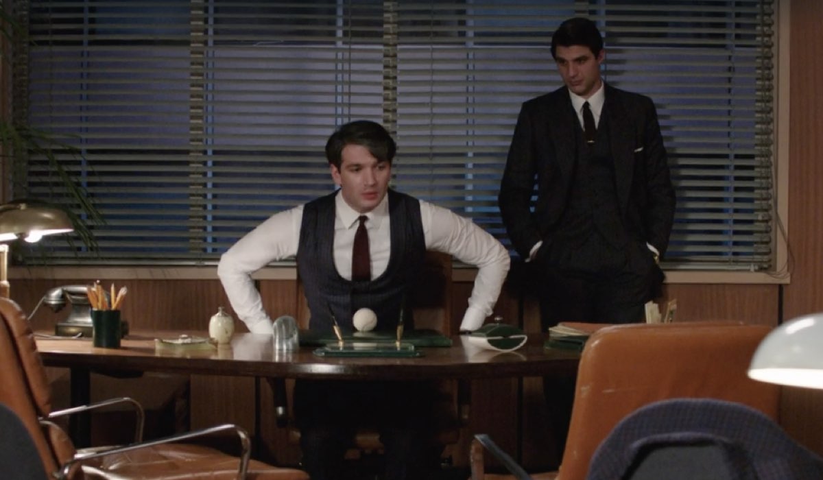 Da sinistra: Filippo Scarafia (Roberto Landi) e Pietro Masotti (Marcello Barbieri) in una scena della puntata 160 de “Il Paradiso Delle Signore 8”. Credits: Rai.