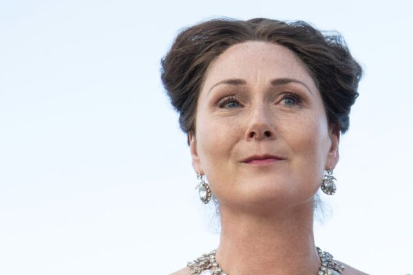 Ruth Gemmell (Lady Violet) in una scena di “Bridgerton 2”. Credits: Liam Daniel/Netflix.