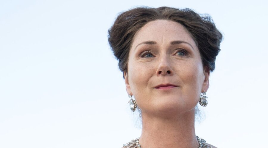 Ruth Gemmell (Lady Violet) in una scena di “Bridgerton 2”. Credits: Liam Daniel/Netflix.
