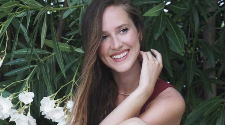 Screenshot da un post Instagram dell'attrice Oya Unustasi, Gonul in “Hercai - Amore e vendetta”.