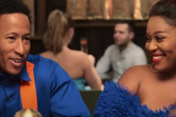 Screenshot di Bohang Moeko (Kagiso) e Sivenathi Mabuya (Zoleka) nel trailer di “How To Ruin Love: The Proposal” Credits: Netflix.