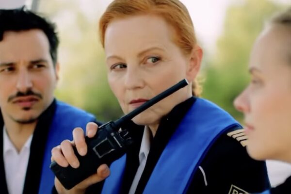 Screenshot di Carina Wiese in una scena del Trailer di “Squadra Fluviale Elbe”. Credits: ARD/Das Erste.