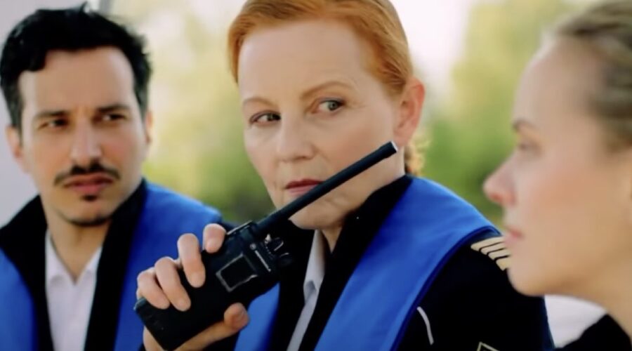 Screenshot di Carina Wiese in una scena del Trailer di “Squadra Fluviale Elbe”. Credits: ARD/Das Erste.