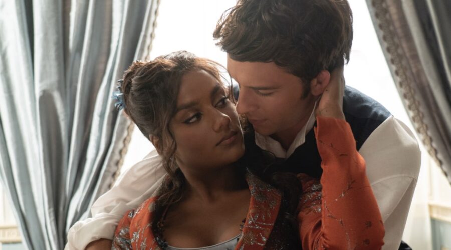 Da sinistra: Simone Ashley (Kate) e Jonathan Bailey (Anthony) in una scena di “Bridgerton”. Credits: Liam Daniel/Netflix.