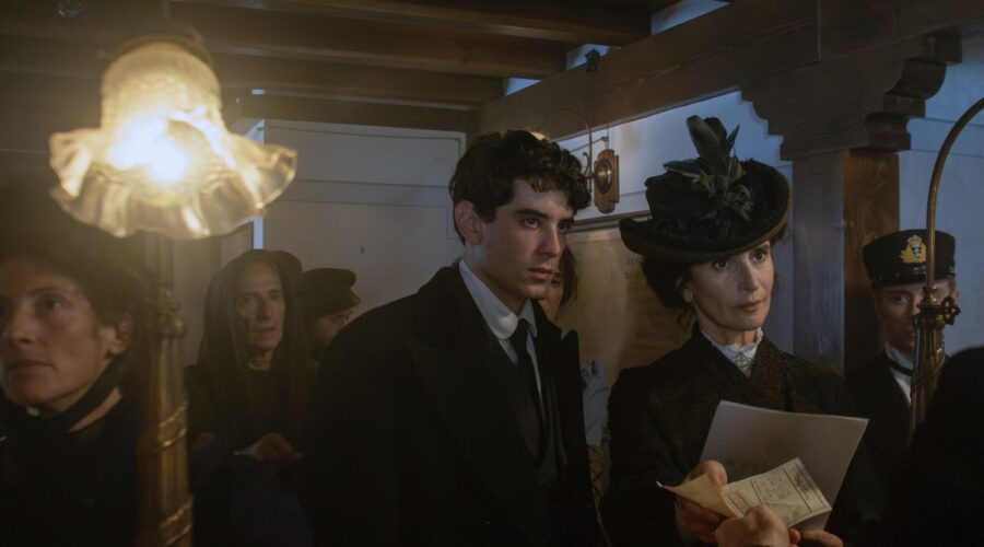 Da sinistra: Nicolas Maupas (Guglielmo Marconi giovane) e Simonetta Solder (Annie) in una scena di “Marconi - L’uomo che ha connesso il mondo”. Credits: Rai.
