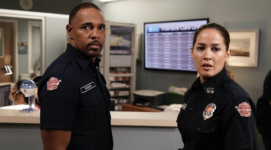 Da sinistra: Jason George (Ben Warren) e Jaina Lee Ortiz (Andrea Herrera) in una scena di “Station 19” stagione 7. Credits: Disney+.