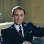 Stefano Accorsi (Guglielmo Marconi) in una scena di “Marconi - L’uomo che ha connesso il mondo”. Credits: Rai.