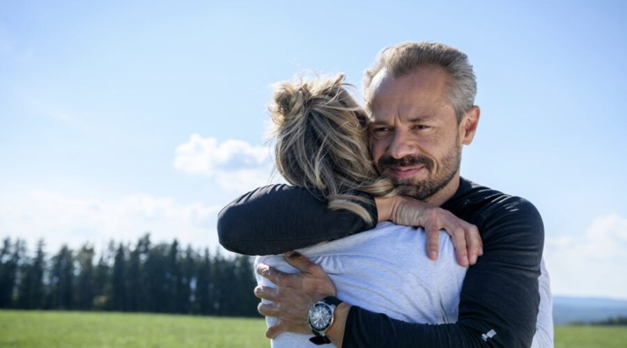 Da sinistra: Sven Waasner (Erik Vogt) e Lena Conzendorf (Josephine Klee) in “Tempesta d'amore”. Credits: Das Erste/Mediaset.