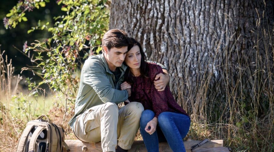 Da sinistra: Carl Bruchhäuser (Leon Thormann) e Katrin Anne Heß (Carolin Lamprecht) in una scena di “Tempesta D'Amore”. Credits: Das Erste/Mediaset.