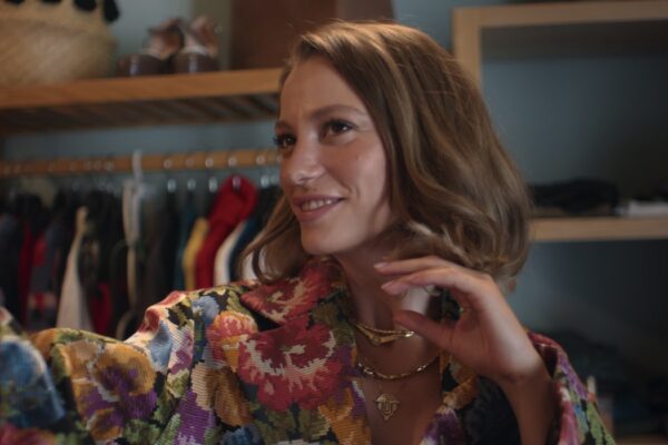 Serenay Sarikaya in una scena di “Thank You Next”. Credits: Netflix.