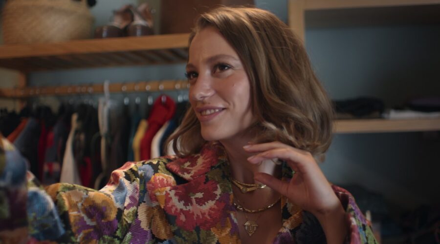 Serenay Sarikaya in una scena di “Thank You Next”. Credits: Netflix.