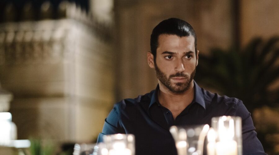 Can Yaman (Francesco Demir) in una scena di “Viola come il mare 2