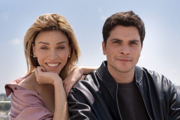 Da sinistra: Vittoria Schisano (Gloria) e Alessio Lapice (Pietro) in una scena dell'episodio 2 de “La vita che volevi”. Credits: Camilla Cattabriga/Netflix © 2023.