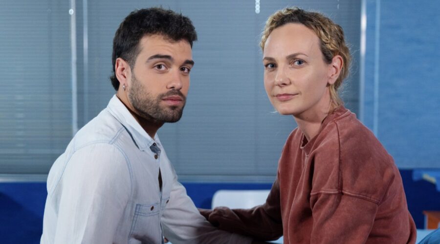 Da sinistra: Vladimir Randazzo (Nunzio) e Sara Zanier (Diana) in una scena di “Un Posto Al Sole” Credits: Rai.
