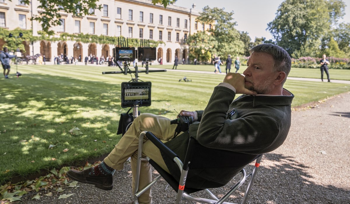 Guy Ritchie (regista) in una scena di “Young Sherlock”. Credits: Dan Smith/Prime Video.