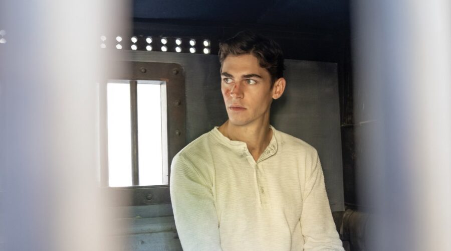 Hero Fiennes Tiffin (Sherlock Holmes) in una scena di “Young Sherlock”. Credits: Dan Smith/Prime Video.