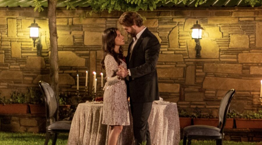 Da sinistra: Ümit Beste Kargın (Zeynep Yılmaz) e Furkan Palalı (Fikret Fekeli) in una scena di “Terra Amara”. Credits: RTI Mediaset.