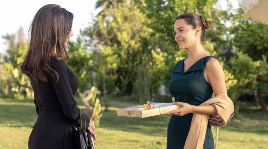 Da sinistra: Ümit Beste Kargın (Zeynep Yılmaz) e Hilal Altinbilek (Züleyha) in una scena di “Terra Amara”. Credits: RTI Mediaset.