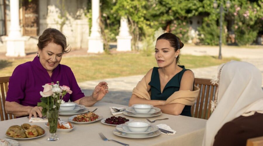 Da sinistra: Hülya Darcan (Lütfiye Duman), Hilal Altinbilek (Züleyha) e Serpil Tamur (la nonnina Azize) in “Terra Amara”. Credits: RTI Mediaset.